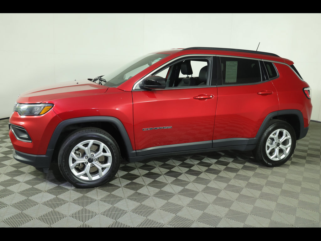 Used 2025 Jeep Compass Latitude AWD/4WD image 13