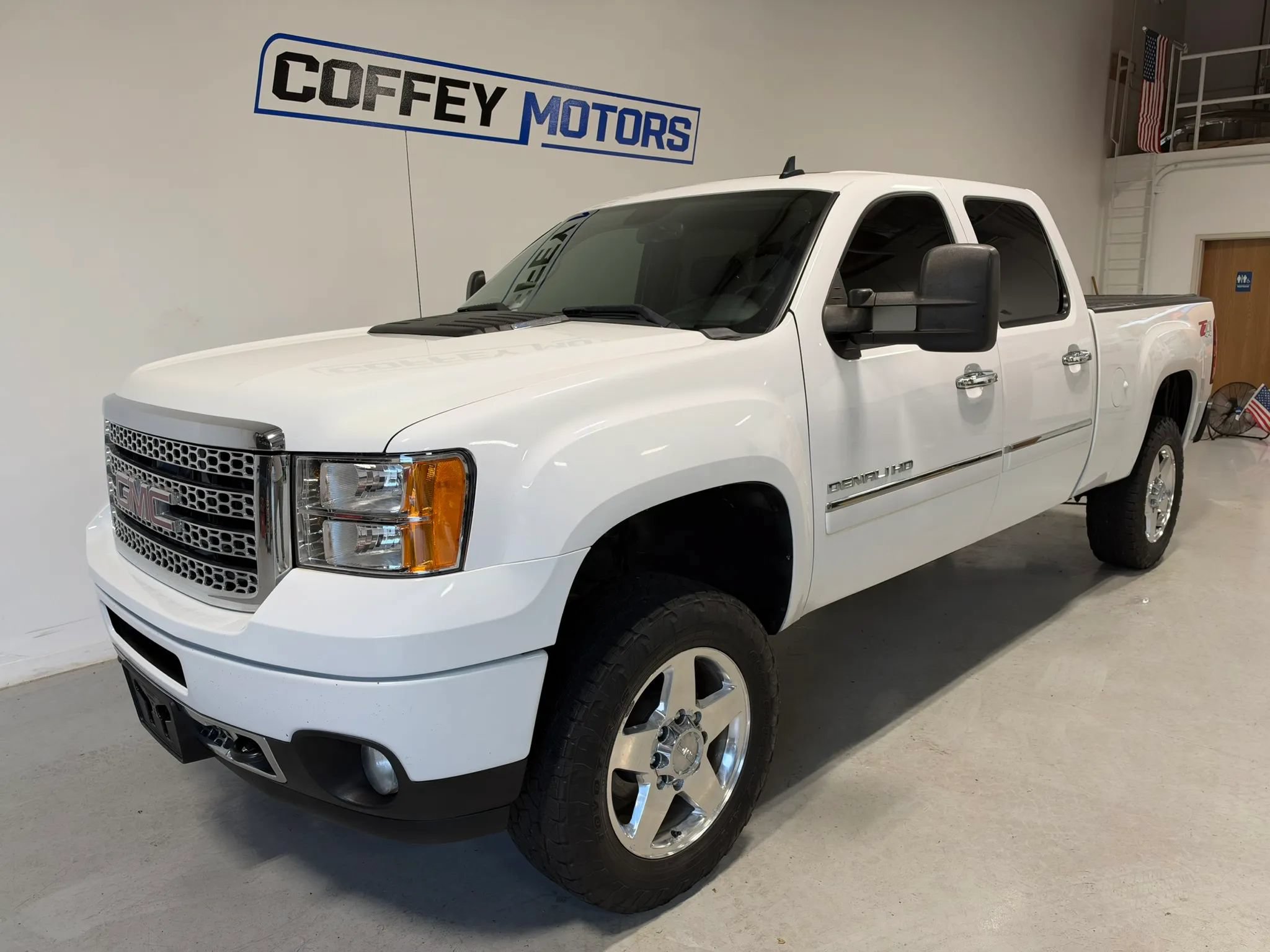 Used 2012 GMC Sierra 2500 Denali w/ Suspension Package, Off-Road AWD/4WD image 3