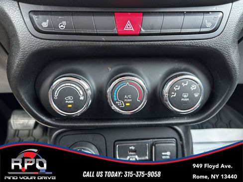 Used 2017 Jeep Renegade Latitude w/ Cold Weather Group AWD/4WD image 23