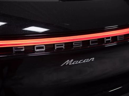 Certified 2026 Porsche Macan AWD/4WD image 18
