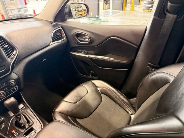 Used 2019 Jeep Cherokee Latitude Plus w/ Comfort/Convenience Group AWD/4WD image 19