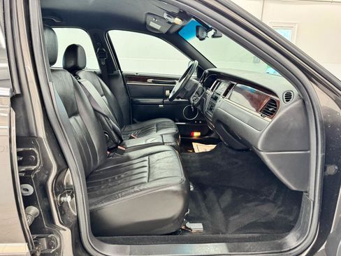 Used 2007 Lincoln Town Car Signature RWD image 13