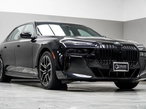 Used 2023 BMW 760i xDrive w/ Executive Package AWD/4WD image 4