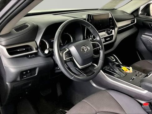 Used 2025 Toyota Highlander LE FWD image 14