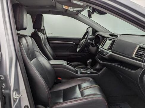 Used 2019 Toyota Highlander SE image 18