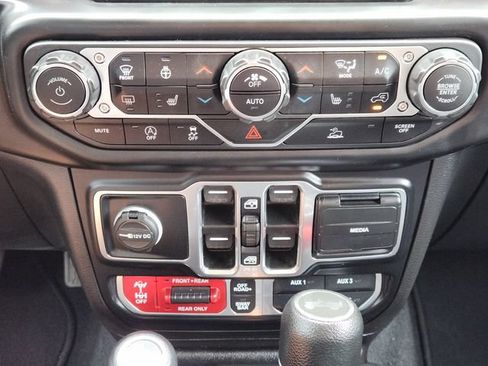Used 2022 Jeep Wrangler Unlimited Rubicon w/ Cold Weather Group AWD/4WD image 19