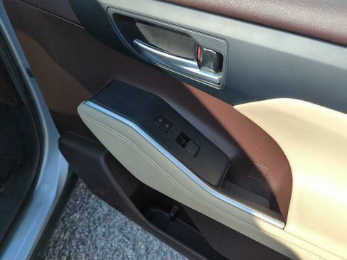 Used 2020 Toyota Highlander XLE FWD image 38