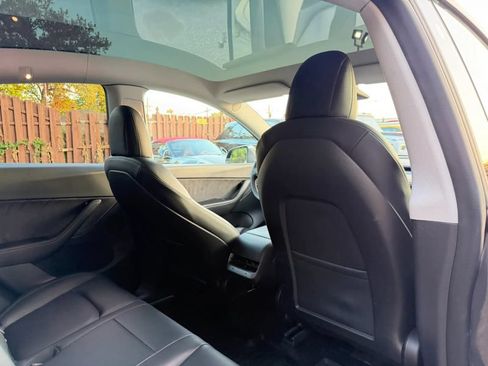 Used 2022 Tesla Model Y Long Range AWD/4WD image 25