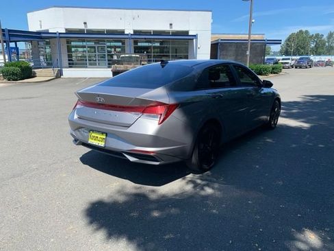 Used 2023 Hyundai Elantra SEL w/ Preferred Accessory Package FWD image 5