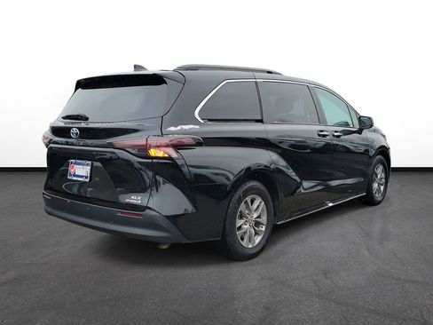 Used 2024 Toyota Sienna XLE image 4
