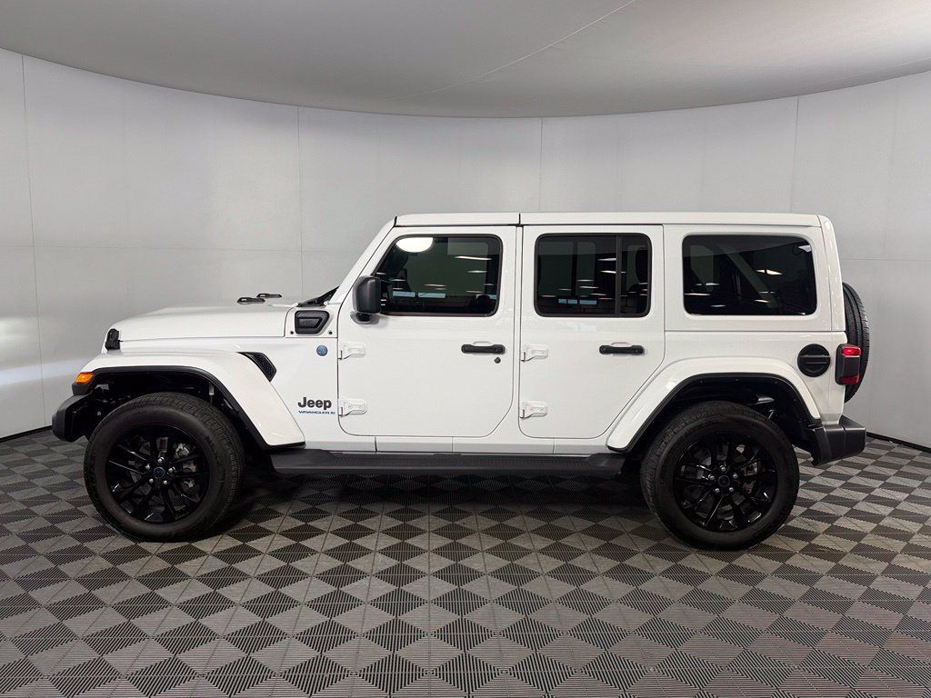Used 2025 Jeep Wrangler Unlimited Sahara w/ Safety Group AWD/4WD image 5