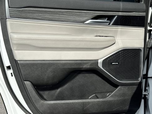 Used 2024 Jeep Wagoneer Series II w/ Flexible Seating Group image 23