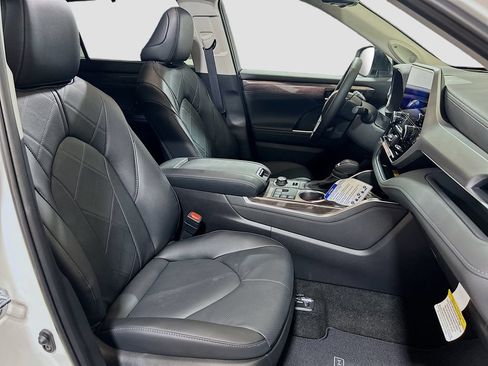 Used 2025 Toyota Highlander Platinum AWD/4WD image 27