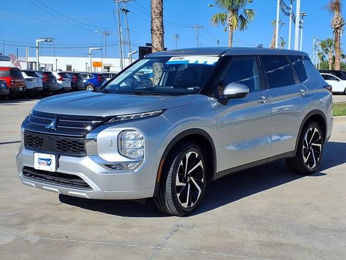 Used 2024 Mitsubishi Outlander SE image 3