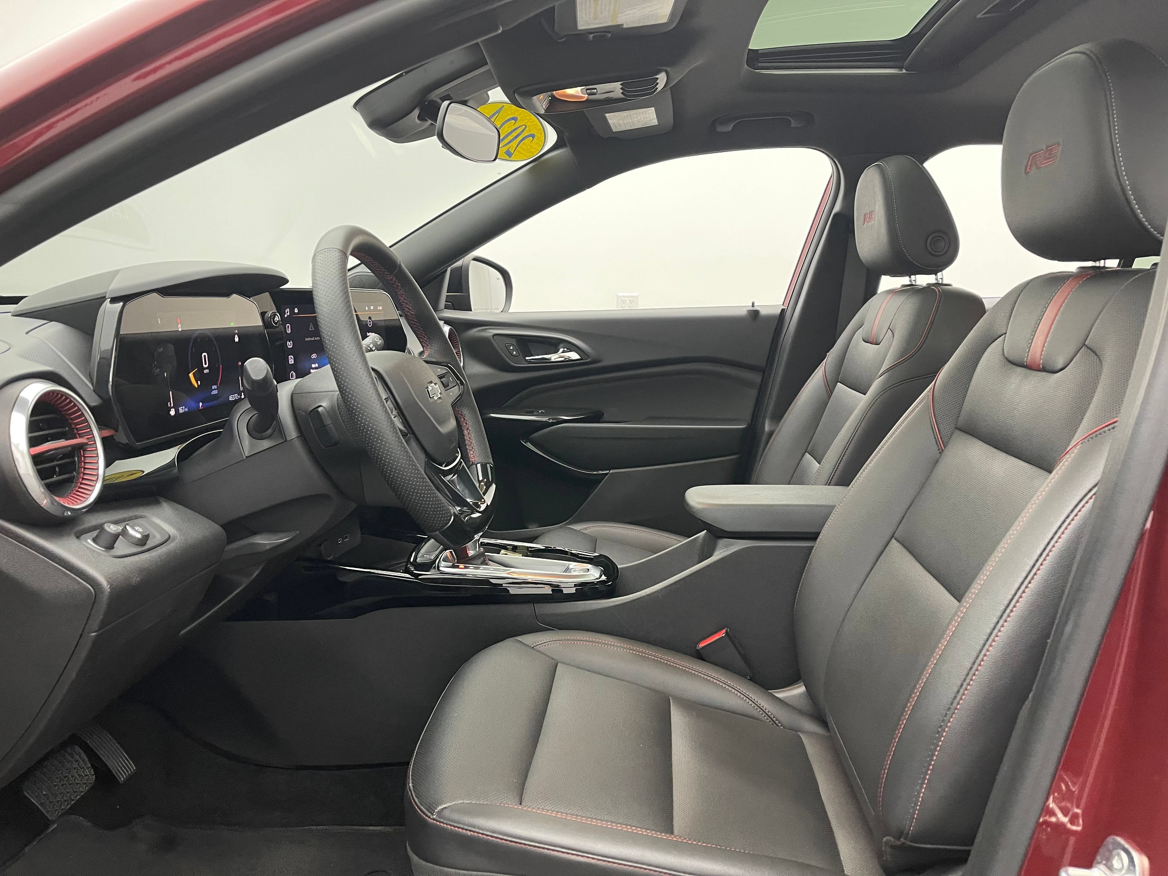 Used 2024 Chevrolet Trax RS w/ Sunroof Package FWD image 17
