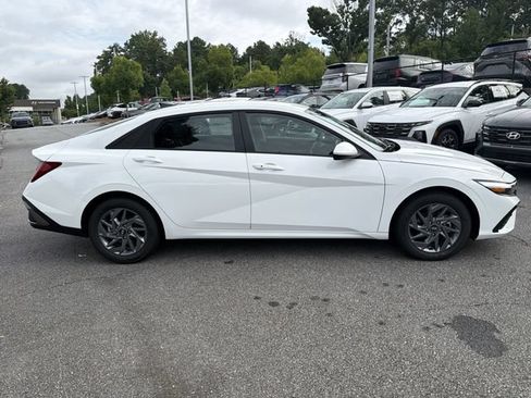 New 2026 Hyundai Elantra Hybrid FWD image 9