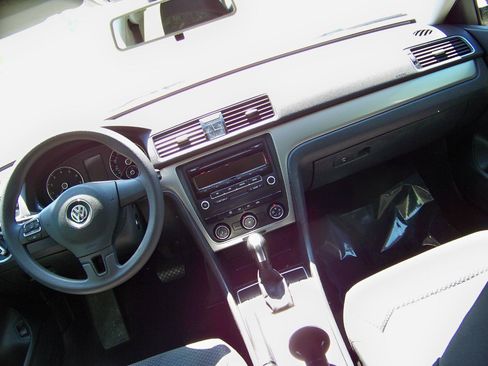 Used 2013 Volkswagen Passat 2.5 S FWD image 36