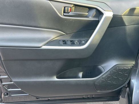 Used 2022 Toyota RAV4 LE image 11