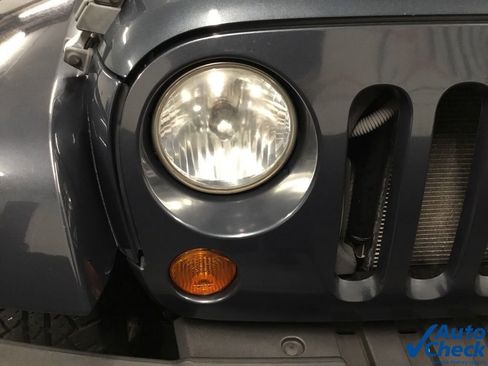 Used 2007 Jeep Wrangler Unlimited Sahara w/ Dual Top Group image 17