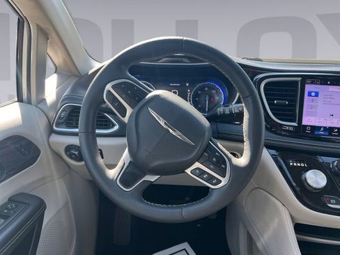 Used 2023 Chrysler Pacifica Limited image 13