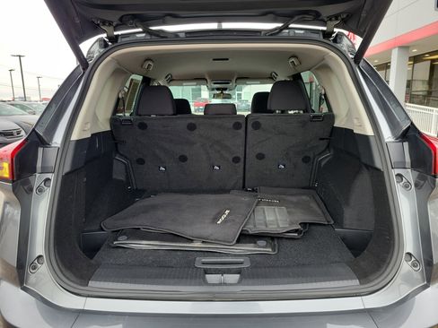 Used 2025 Nissan Rogue SV image 8