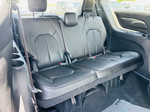 Used 2023 Chrysler Pacifica Touring-L w/ S Appearance Package FWD image 31
