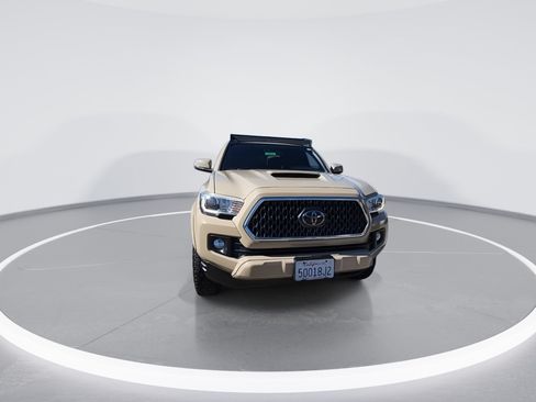 Used 2018 Toyota Tacoma TRD Sport w/ Technology Package AWD/4WD image 3