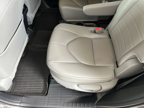 Used 2024 Toyota Highlander XLE AWD/4WD image 19