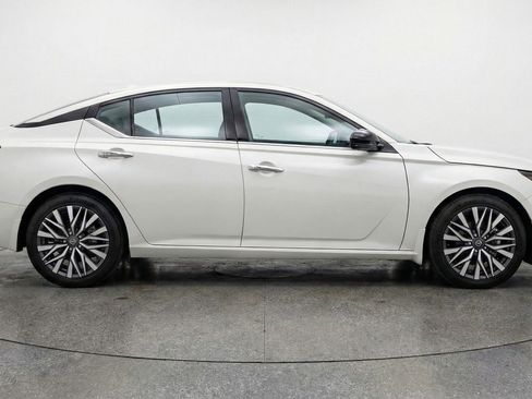Used 2025 Nissan Altima 2.5 SV image 11
