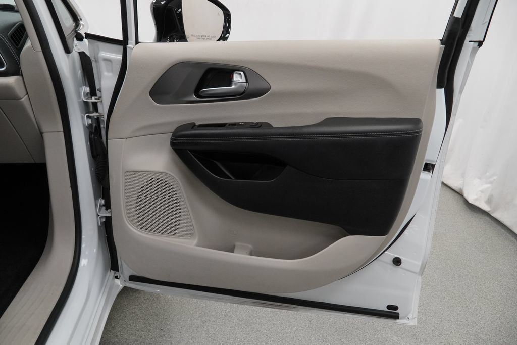 Used 2024 Chrysler Pacifica Limited FWD image 39