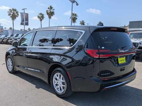 Used 2023 Chrysler Pacifica Touring-L FWD image 3