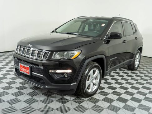 Used 2018 Jeep Compass Latitude w/ Popular Equipment Group FWD image 3