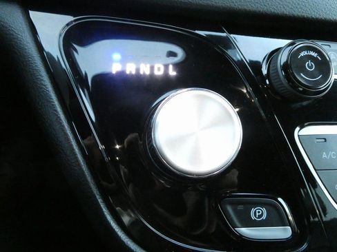 Used 2025 Chrysler Pacifica Select FWD image 7