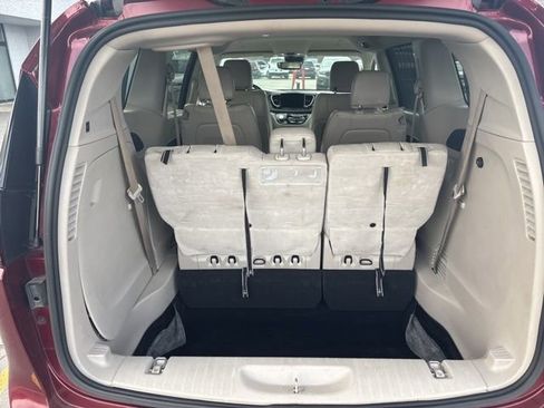 Used 2021 Chrysler Pacifica Touring-L image 8