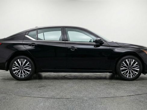 Used 2025 Nissan Altima 2.5 SV FWD image 11