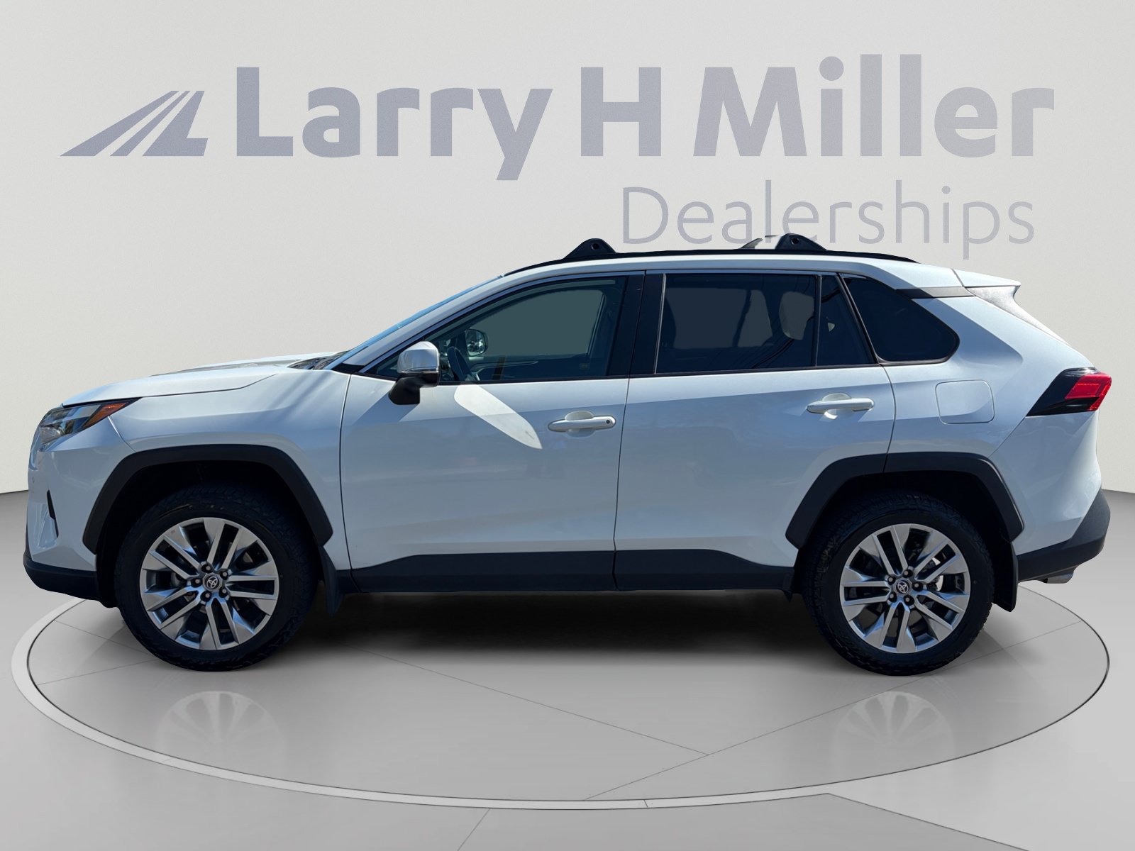 Used 2023 Toyota RAV4 XLE Premium AWD/4WD image 2