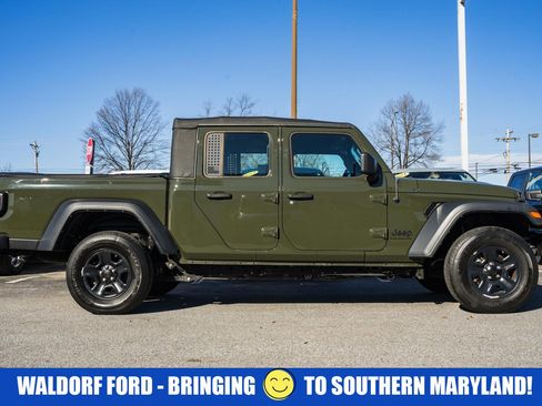 Used 2023 Jeep Gladiator Sport image 3