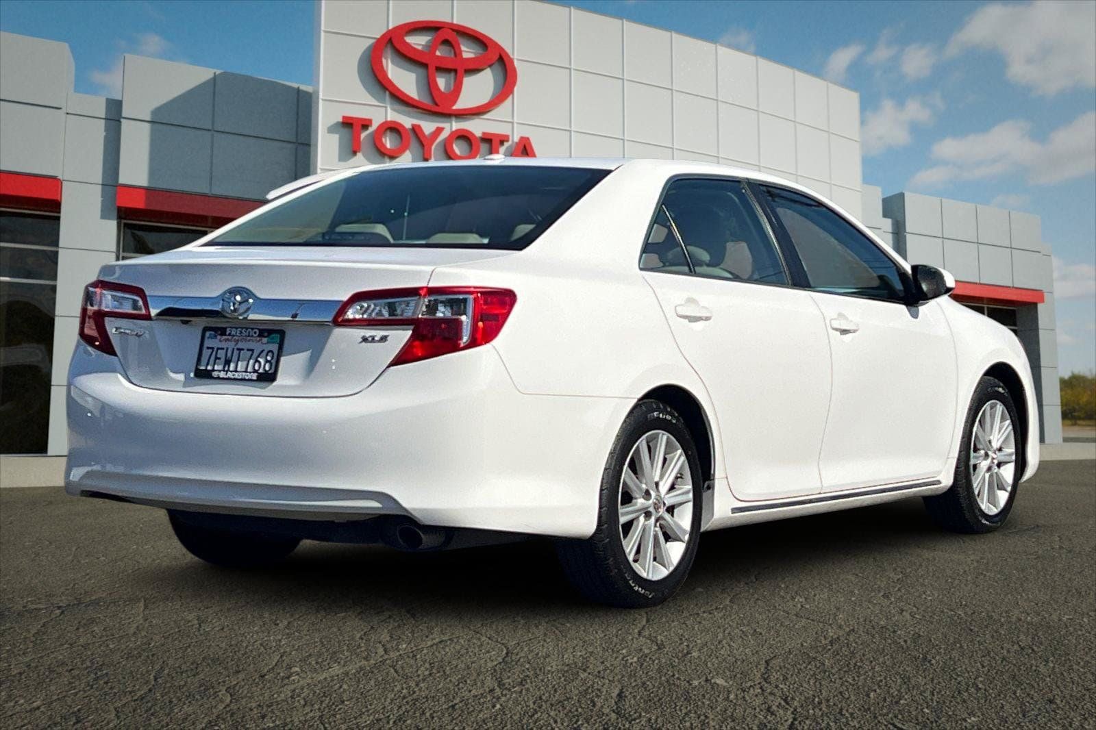 Used 2014 Toyota Camry XLE w/ Leather Package FWD image 3