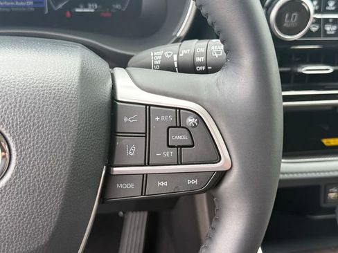 Used 2025 Toyota Highlander Limited AWD/4WD image 16