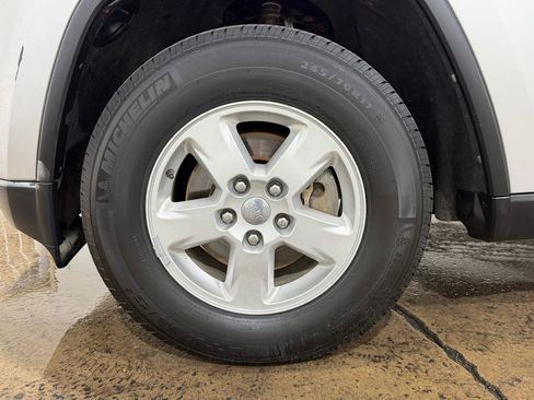 Used 2012 Jeep Grand Cherokee Laredo RWD image 5