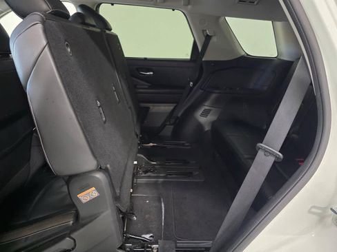 Used 2023 Nissan Pathfinder SL AWD/4WD image 18