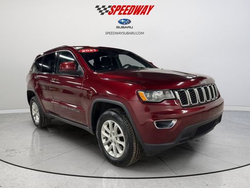 Used 2021 Jeep Grand Cherokee Laredo image 2