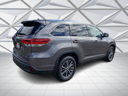 Used 2019 Toyota Highlander XLE image 11