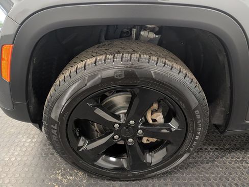 Used 2022 Jeep Grand Cherokee Altitude AWD/4WD image 7