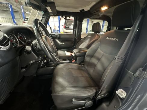 Used 2018 Jeep Wrangler Sahara w/ Connectivity Group AWD/4WD image 17