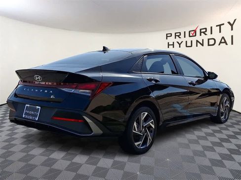 Used 2025 Hyundai Elantra Sport image 4