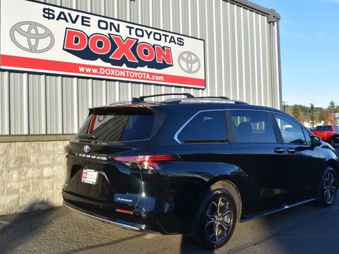 Used 2025 Toyota Sienna Platinum image 5