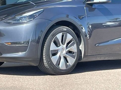 Used 2024 Tesla Model Y Long Range AWD/4WD image 19