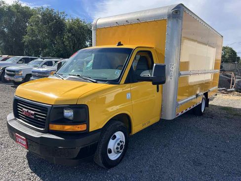 Used 2017 GMC Savana 3500 Extended RWD image 4