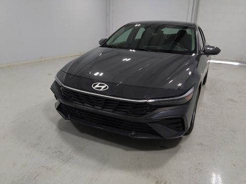 Used 2025 Hyundai Elantra SE FWD image 15